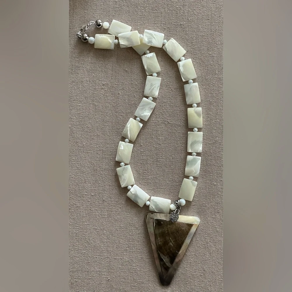 24 inch Mother of Pearl (MOP) bead Necklace NWOT - Picture 4 of 13